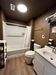 Cozy Suite with Patio and Gated Parking 12-min Drive to Discovery Park - 2