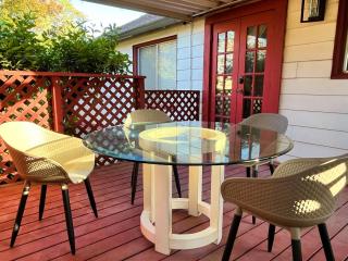 Cozy Suite with Patio and Gated Parking 12-min Drive to Discovery Park - 5