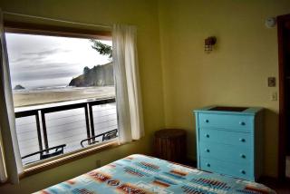 Stunning Beachfront Cabin with Barbecue and Hot-tub in Otis, Oregon - 2