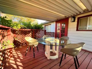 Cozy Suite with Patio and Gated Parking 12-min Drive to Discovery Park - 0