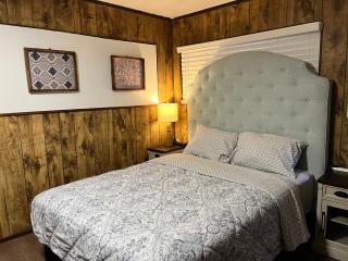 Cozy Suite with Patio and Gated Parking 12-min Drive to Discovery Park - 4
