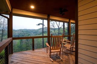 Cozy Cottage with a Jacuzzi in the Snowbird Mountain Range with Views of Lake Santeetlah, North Carolina - 1