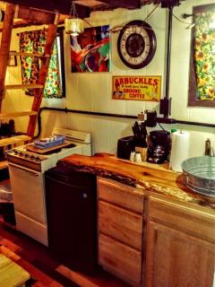 Cozy Wood Shed Tiny House Near Old Hickory Lake w/ Full Kitchen, Fire Pit & Breakfast - 9