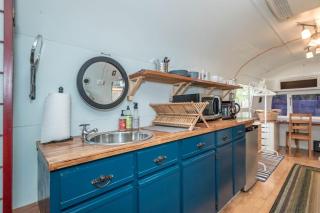 Sleek Retro Airstream Rental for Glamping for Two near Downtown Austin - Austin - 7