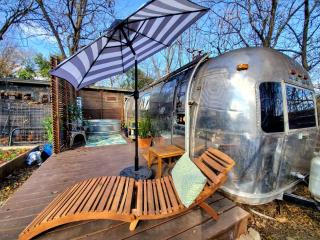 Sleek Retro Airstream Rental for Glamping for Two near Downtown Austin - 5