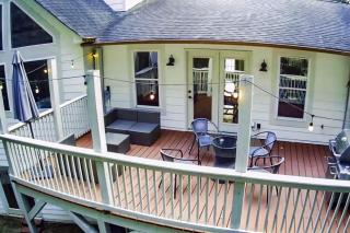Waterfront Retreat with Spectacular Interior, Jacuzzi and Game Room in NC - 7