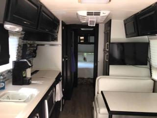 Refurbished 1999 Airstream Rental for Glamping in Alabama - 8