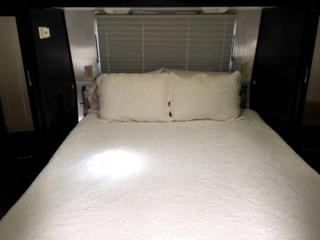 Refurbished 1999 Airstream Rental for Glamping in Alabama - 7