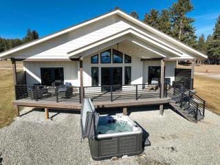 Lake Cabin with Equipped Deck and Hot-Tub in Montana - 0