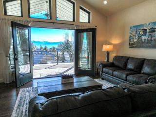 Lake Cabin with Equipped Deck and Hot-Tub in Montana - 4