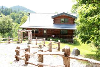 Charming Cabin Rental with a Hot Tub and Fireplace in the Smoky Mountains - 0