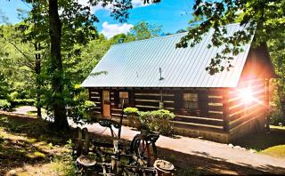 Spacious and Rustic Cabin with a Hot Tub near Copperhill for a Family Getaway in Tennessee - 0