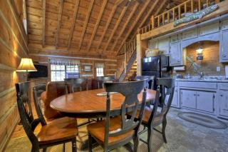 Spacious and Rustic Cabin with a Hot Tub near Copperhill for a Family Getaway in Tennessee - 5