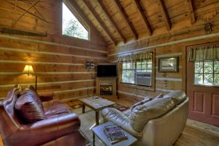 Spacious and Rustic Cabin with a Hot Tub near Copperhill for a Family Getaway in Tennessee - 3
