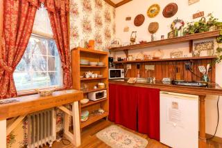 Rustic Victorian-Style Cottage Rental with Clawfoot Bathtub on Hamilton Creek, Texas - 5
