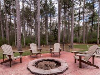 Log Cabin Elegance: Your Private Haven on 5 Acres of Hazelhurst Waterfront - 9
