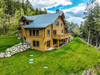 Mountain Cabin with Movie Screen and Pool Table in Montana - 0