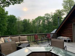 Cozy Cabin near Lake Ontario Ideal for a Family Retreat - 9