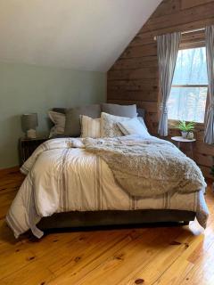 Cozy Cabin near Lake Ontario Ideal for a Family Retreat - 7