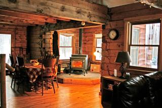 Cozy Cabin near Lake Ontario Ideal for a Family Retreat - 8