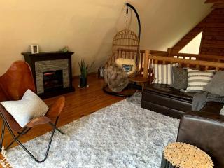 Cozy Cabin near Lake Ontario Ideal for a Family Retreat - 3