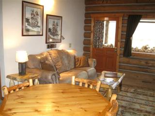 Relaxing Glamping Vacation: Fantastic Log Cabin with a Hot Tub in Darby, MT - 1