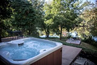 Lakefront Cozy Cabin with Hot-tub in Carbondale, Illinois - 8
