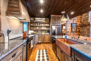 Fully-Equipped Cabin with Breathtaking Mountain Views in Broken Bow, Oklahoma - 3