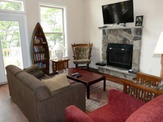 Lakefront Vacation Rental with Superb Views over Lake Wallenpaupack in Hawley, Pennsylvania - 9