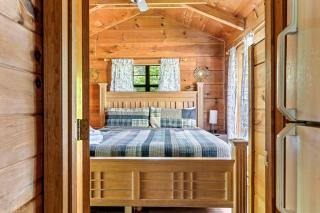 Beautiful Rustic Cabin with Jacuzzi, Covered Porch and Mountain Views in Sevierville, Tennessee - 2