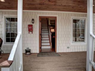 Cozy and Secluded Woodland Cabin with a Front Porch in Cookeville, Tennessee - 6