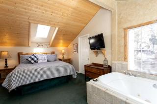 Charming Woodland Cabin near Big Bear Lake in San Bernardino County, California - 4