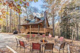 Impressive Secluded Cabin with Fire Pit, Pool Table, Barbecue and Hot-tub in Cleveland, Georgia - 0