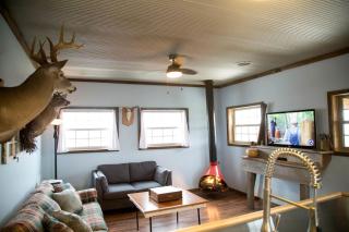 Rustic Cabin in the Countryside near Muskingum River State Park, Ohio - 9
