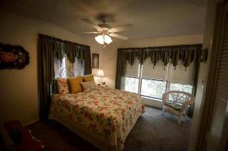 Riverfront Cabin with Spacious Interior, Large Deck and Views in Texas - 7