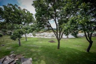 Riverfront Cabin with Spacious Interior, Large Deck and Views in Texas - 6