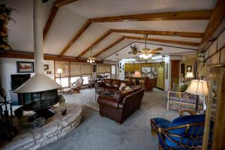 Riverfront Cabin with Spacious Interior, Large Deck and Views in Texas - 4