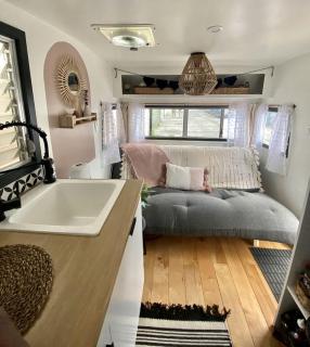 Vintage Shasta Camper for the best of NYC Glamping - 6