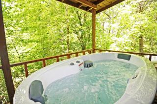 Rustic Copperhill Cabin Perfect for a Romantic Getaway in Tennessee - 6