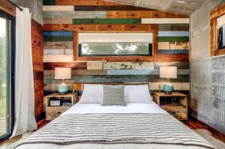 Artisan Cabin with Beautiful Decor and a Classic Fire Pit near Austin, Texas - 7