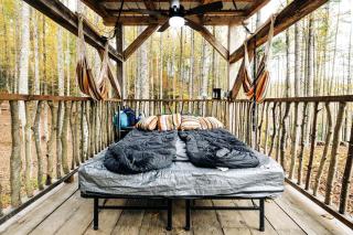 Original and Unique Wooden-Framed Hut Offering an Authentic Glamping Experience Completely Immersed in Nature, North Carolina - 4