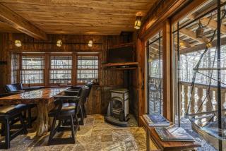 Tree House Rental Ideal for a Unique Getaway near Lake Sunapee in New Hampshire - 1