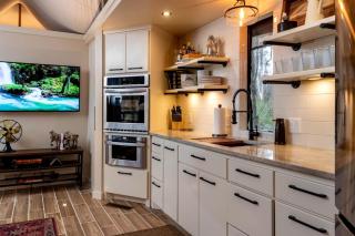 Serenity for Friends: Luxe Tented Cabin and Hot Tub Delight in Hot Springs, AR - 2