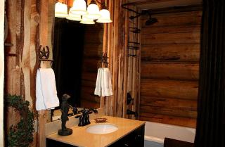 Luxury Cabin with a Hot Tub near Yellowstone Park in Montana - 3