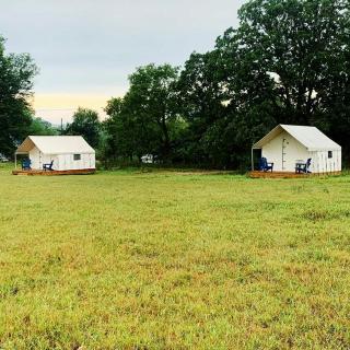 Fantastic Safari Tent Rental Ideal for Glamping in Missouri - 1