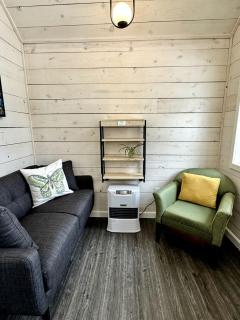 Gorgeous Tiny Cabin Placed in a Privileged Area in Anchorage, Alaska -  - 1