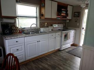 Peaceful Waterfront Cabin Rental in Woodlands of Cleveland, Texas - 8