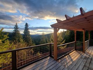 Rustic Mountain Retreat Perfect for Large Groups in Kingston, Idaho - 4