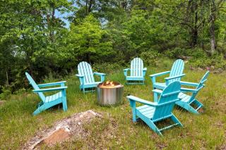 Scenic Getaway Cabin w/ Fire Pit, Deck & Panoramic Views in Martinsburg, WV - 3