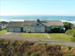 Oceanfront Cabin with Two Outdoor Soaking Tubs in the Heart of Newport, Oregon - 0
